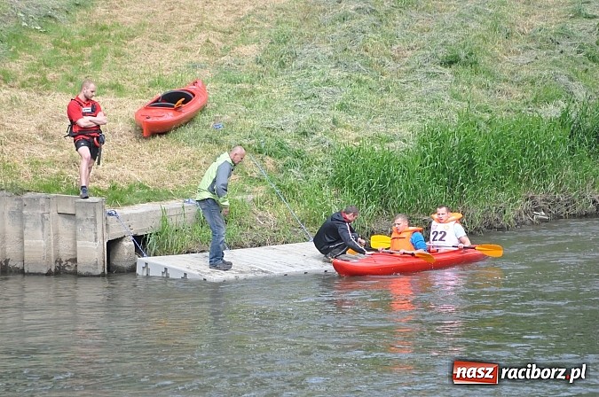 Zdjęcie w galerii na portalu naszraciborz.pl: W Raciborzu pływali po Odrze slalomem  wiadomości z regionu
