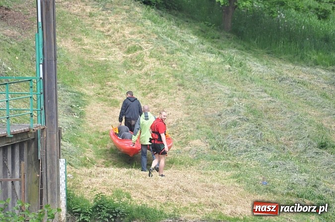 Zdjęcie w galerii na portalu naszraciborz.pl: W Raciborzu pływali po Odrze slalomem  wiadomości z regionu