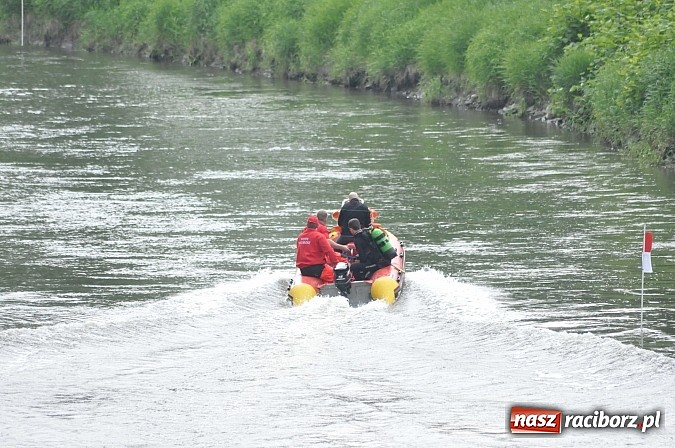 Zdjęcie w galerii na portalu naszraciborz.pl: W Raciborzu pływali po Odrze slalomem  wiadomości z regionu