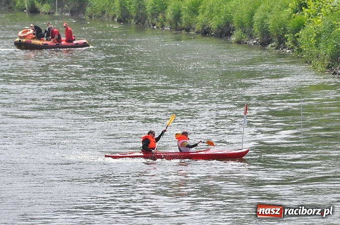 Zdjęcie w galerii na portalu naszraciborz.pl: W Raciborzu pływali po Odrze slalomem  wiadomości z regionu