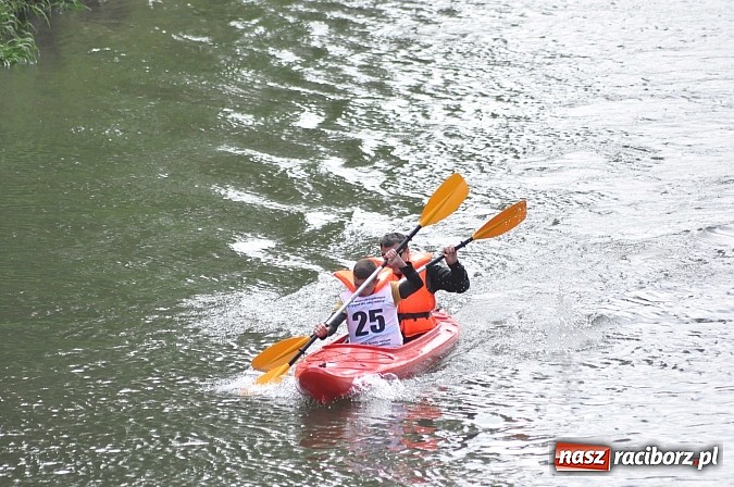 Zdjęcie w galerii na portalu naszraciborz.pl: W Raciborzu pływali po Odrze slalomem  wiadomości z regionu