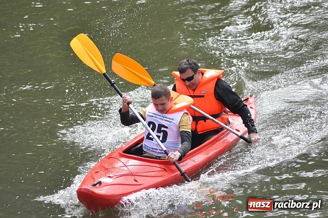 Zdjęcie w galerii na portalu naszraciborz.pl: W Raciborzu pływali po Odrze slalomem  wiadomości z regionu