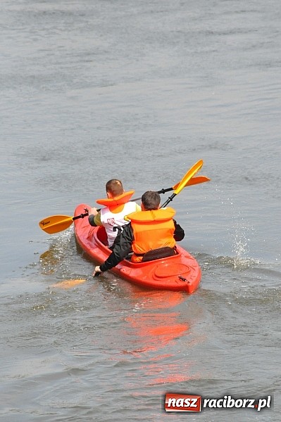 Zdjęcie w galerii na portalu naszraciborz.pl: W Raciborzu pływali po Odrze slalomem  wiadomości z regionu