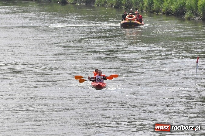 Zdjęcie w galerii na portalu naszraciborz.pl: W Raciborzu pływali po Odrze slalomem  wiadomości z regionu