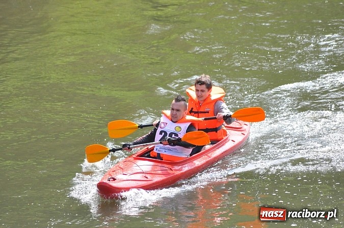 Zdjęcie w galerii na portalu naszraciborz.pl: W Raciborzu pływali po Odrze slalomem  wiadomości z regionu