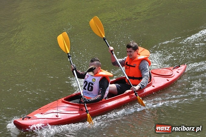 Zdjęcie w galerii na portalu naszraciborz.pl: W Raciborzu pływali po Odrze slalomem  wiadomości z regionu