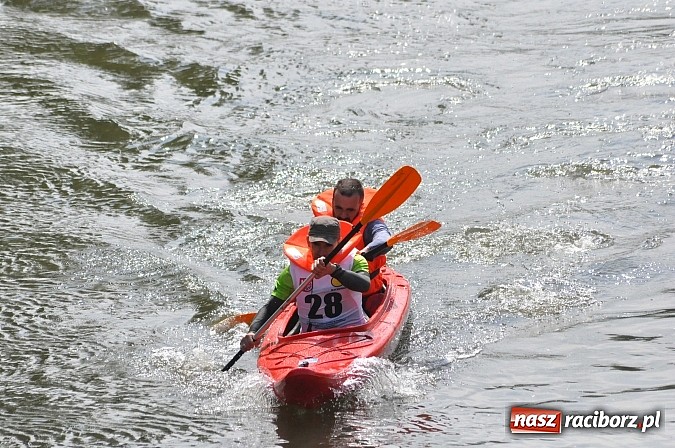 Zdjęcie w galerii na portalu naszraciborz.pl: W Raciborzu pływali po Odrze slalomem  wiadomości z regionu