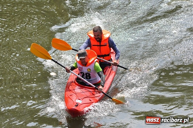 Zdjęcie w galerii na portalu naszraciborz.pl: W Raciborzu pływali po Odrze slalomem  wiadomości z regionu