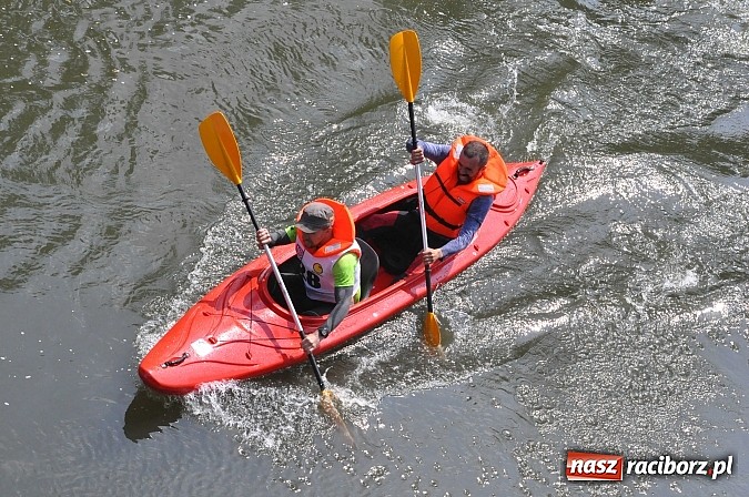 Zdjęcie w galerii na portalu naszraciborz.pl: W Raciborzu pływali po Odrze slalomem  wiadomości z regionu