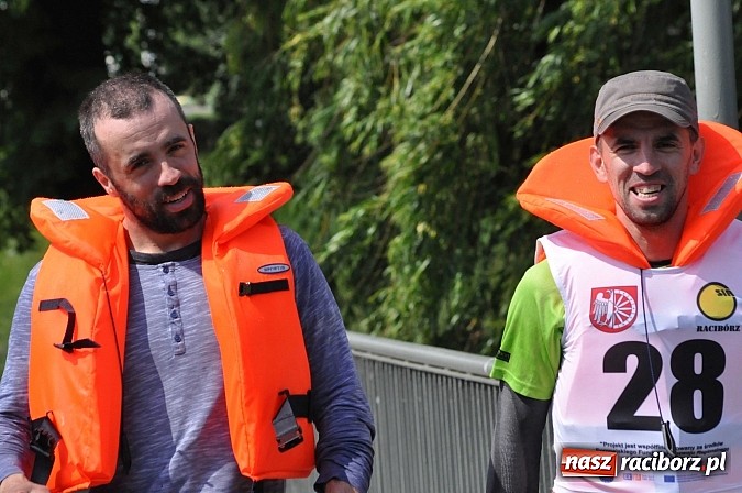 Zdjęcie w galerii na portalu naszraciborz.pl: W Raciborzu pływali po Odrze slalomem  wiadomości z regionu