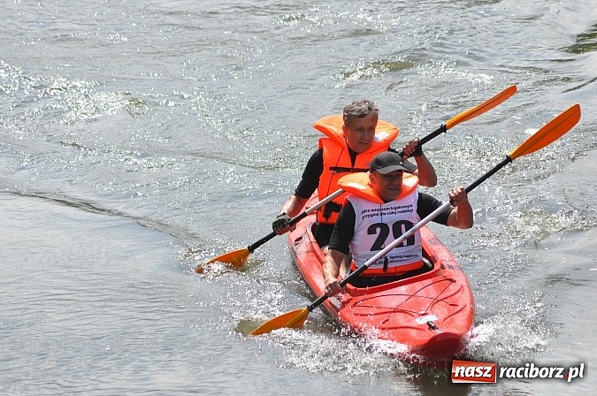 Zdjęcie w galerii na portalu naszraciborz.pl: W Raciborzu pływali po Odrze slalomem  wiadomości z regionu