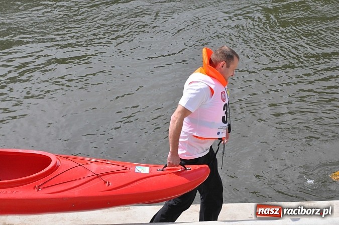 Zdjęcie w galerii na portalu naszraciborz.pl: W Raciborzu pływali po Odrze slalomem  wiadomości z regionu
