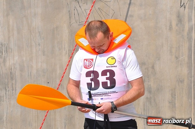 Zdjęcie w galerii na portalu naszraciborz.pl: W Raciborzu pływali po Odrze slalomem  wiadomości z regionu