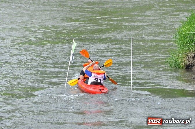 Zdjęcie w galerii na portalu naszraciborz.pl: W Raciborzu pływali po Odrze slalomem  wiadomości z regionu