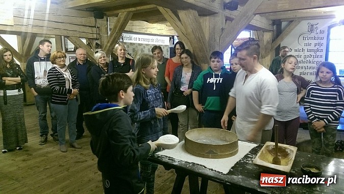 Zdjęcie w galerii na portalu naszraciborz.pl: Czeladnicy piernikarium na piastowskim szlaku  wiadomości z regionu