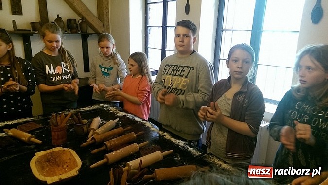 Zdjęcie w galerii na portalu naszraciborz.pl: Czeladnicy piernikarium na piastowskim szlaku  wiadomości z regionu
