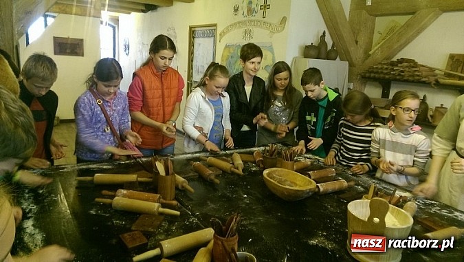 Zdjęcie w galerii na portalu naszraciborz.pl: Czeladnicy piernikarium na piastowskim szlaku  wiadomości z regionu