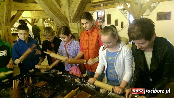 Zdjęcie w galerii na portalu naszraciborz.pl: Czeladnicy piernikarium na piastowskim szlaku  wiadomości z regionu