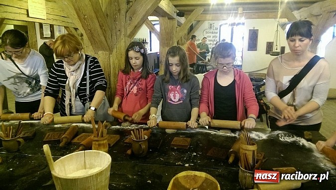 Zdjęcie w galerii na portalu naszraciborz.pl: Czeladnicy piernikarium na piastowskim szlaku  wiadomości z regionu