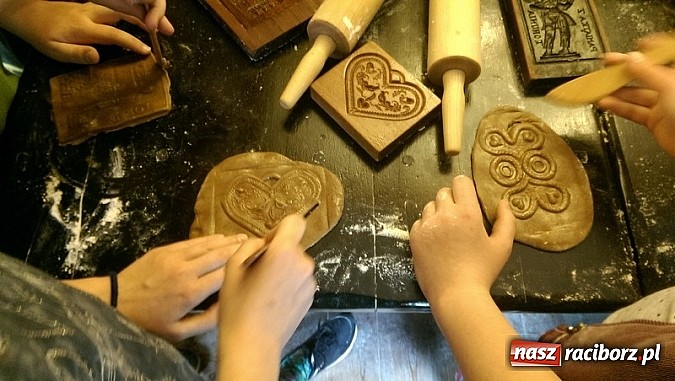 Zdjęcie w galerii na portalu naszraciborz.pl: Czeladnicy piernikarium na piastowskim szlaku  wiadomości z regionu