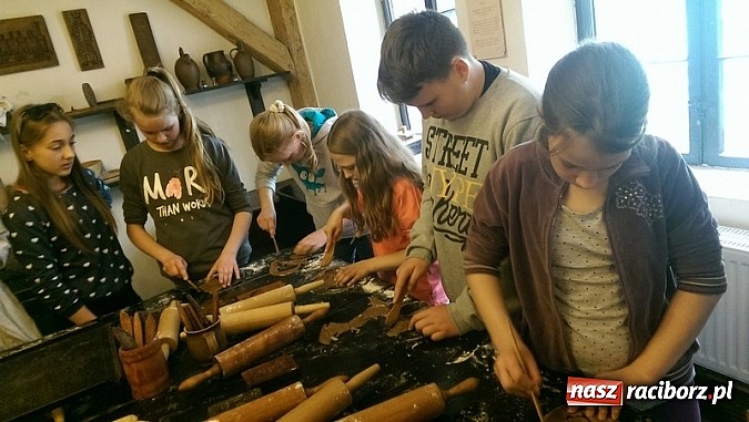 Zdjęcie w galerii na portalu naszraciborz.pl: Czeladnicy piernikarium na piastowskim szlaku  wiadomości z regionu