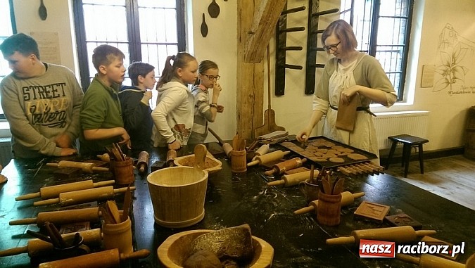 Zdjęcie w galerii na portalu naszraciborz.pl: Czeladnicy piernikarium na piastowskim szlaku  wiadomości z regionu