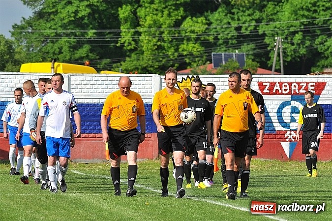 Zdjęcie w galerii na portalu naszraciborz.pl: Nerwowy mecz w Rzuchowie. Hit B klasy dla Chałupek wiadomości z regionu