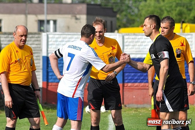 Zdjęcie w galerii na portalu naszraciborz.pl: Nerwowy mecz w Rzuchowie. Hit B klasy dla Chałupek wiadomości z regionu