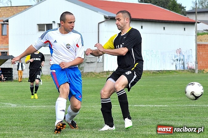 Zdjęcie w galerii na portalu naszraciborz.pl: Nerwowy mecz w Rzuchowie. Hit B klasy dla Chałupek wiadomości z regionu