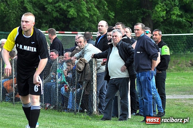 Zdjęcie w galerii na portalu naszraciborz.pl: Nerwowy mecz w Rzuchowie. Hit B klasy dla Chałupek wiadomości z regionu