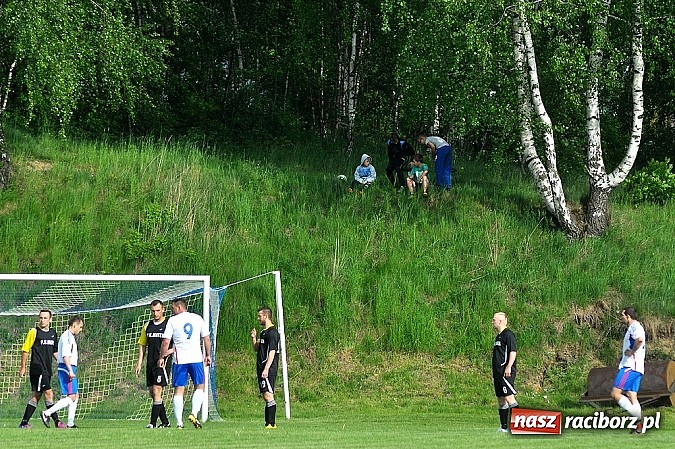 Zdjęcie w galerii na portalu naszraciborz.pl: Nerwowy mecz w Rzuchowie. Hit B klasy dla Chałupek wiadomości z regionu