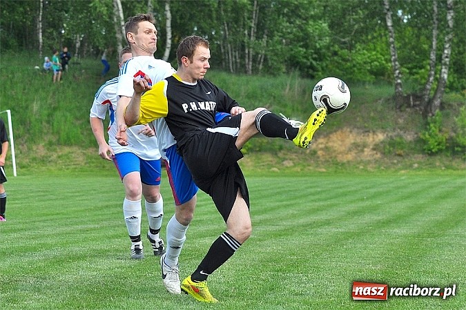 Zdjęcie w galerii na portalu naszraciborz.pl: Nerwowy mecz w Rzuchowie. Hit B klasy dla Chałupek wiadomości z regionu
