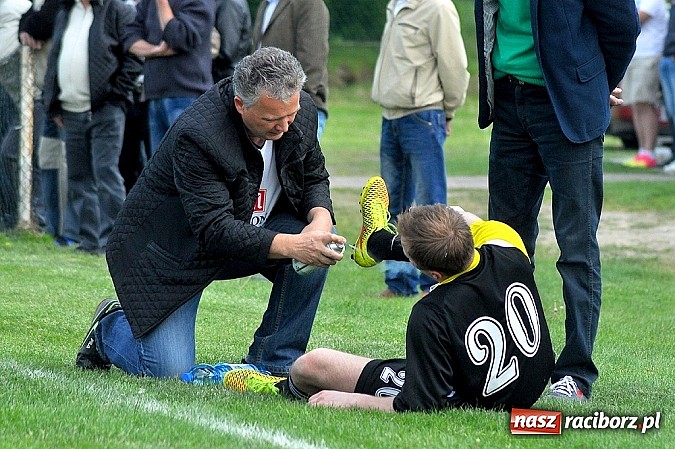 Zdjęcie w galerii na portalu naszraciborz.pl: Nerwowy mecz w Rzuchowie. Hit B klasy dla Chałupek wiadomości z regionu