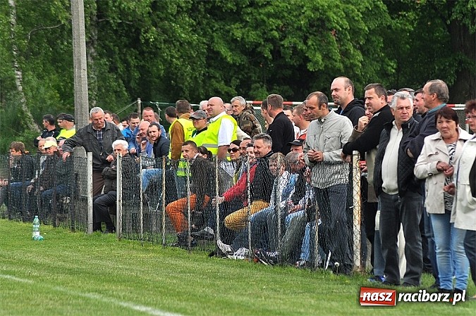 Zdjęcie w galerii na portalu naszraciborz.pl: Nerwowy mecz w Rzuchowie. Hit B klasy dla Chałupek wiadomości z regionu