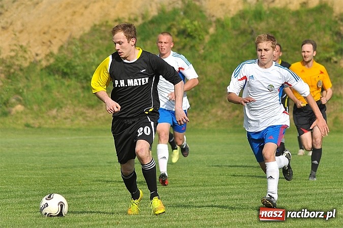 Zdjęcie w galerii na portalu naszraciborz.pl: Nerwowy mecz w Rzuchowie. Hit B klasy dla Chałupek wiadomości z regionu