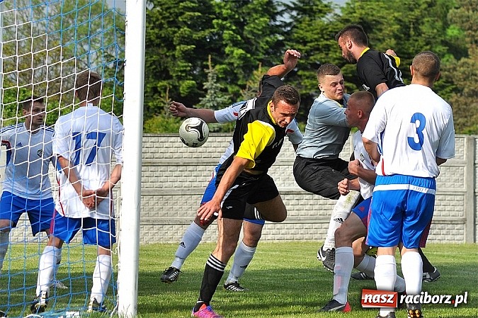 Zdjęcie w galerii na portalu naszraciborz.pl: Nerwowy mecz w Rzuchowie. Hit B klasy dla Chałupek wiadomości z regionu