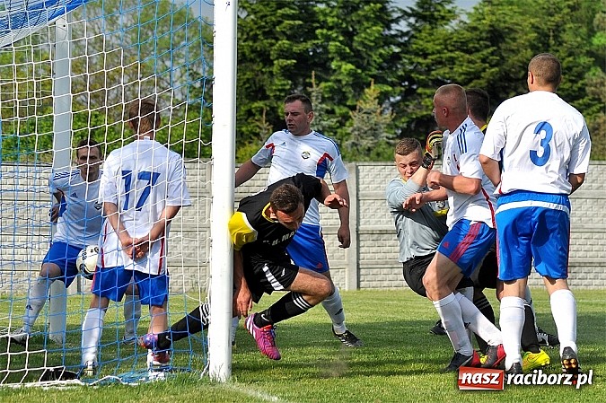 Zdjęcie w galerii na portalu naszraciborz.pl: Nerwowy mecz w Rzuchowie. Hit B klasy dla Chałupek wiadomości z regionu