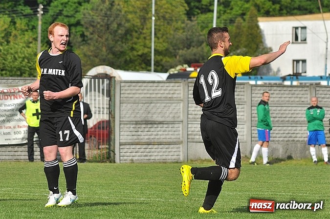 Zdjęcie w galerii na portalu naszraciborz.pl: Nerwowy mecz w Rzuchowie. Hit B klasy dla Chałupek wiadomości z regionu
