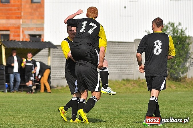 Zdjęcie w galerii na portalu naszraciborz.pl: Nerwowy mecz w Rzuchowie. Hit B klasy dla Chałupek wiadomości z regionu