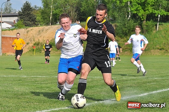 Zdjęcie w galerii na portalu naszraciborz.pl: Nerwowy mecz w Rzuchowie. Hit B klasy dla Chałupek wiadomości z regionu