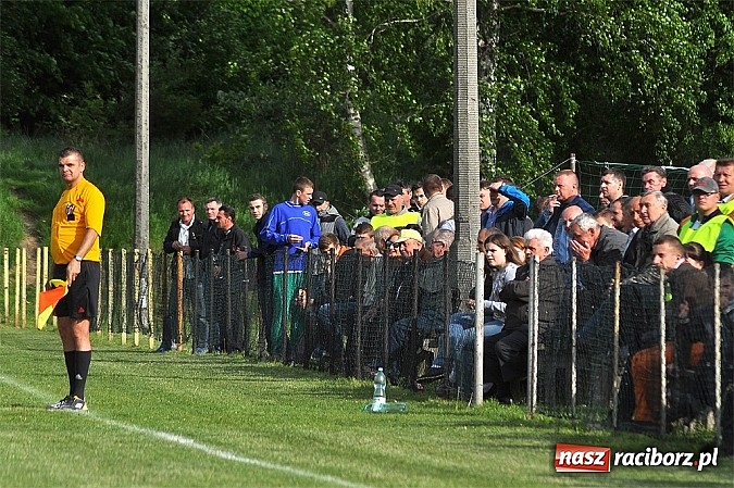 Zdjęcie w galerii na portalu naszraciborz.pl: Nerwowy mecz w Rzuchowie. Hit B klasy dla Chałupek wiadomości z regionu