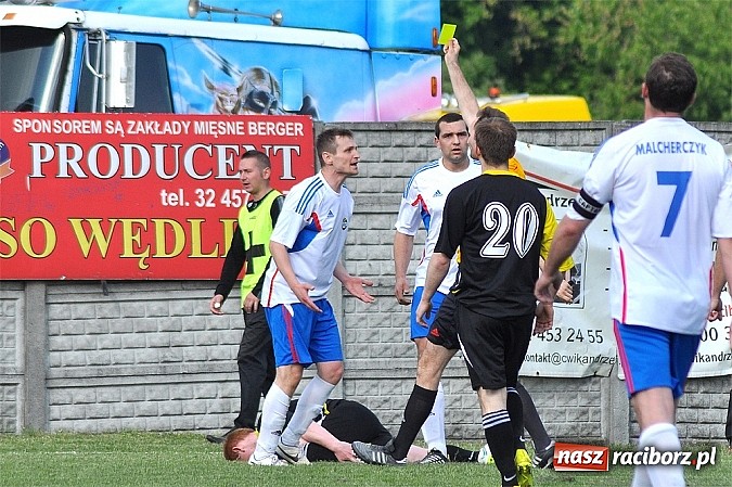 Zdjęcie w galerii na portalu naszraciborz.pl: Nerwowy mecz w Rzuchowie. Hit B klasy dla Chałupek wiadomości z regionu