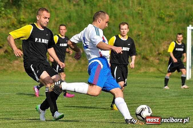 Zdjęcie w galerii na portalu naszraciborz.pl: Nerwowy mecz w Rzuchowie. Hit B klasy dla Chałupek wiadomości z regionu