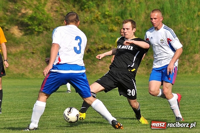 Zdjęcie w galerii na portalu naszraciborz.pl: Nerwowy mecz w Rzuchowie. Hit B klasy dla Chałupek wiadomości z regionu