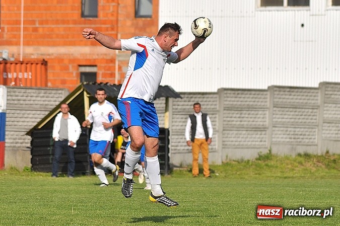 Zdjęcie w galerii na portalu naszraciborz.pl: Nerwowy mecz w Rzuchowie. Hit B klasy dla Chałupek wiadomości z regionu