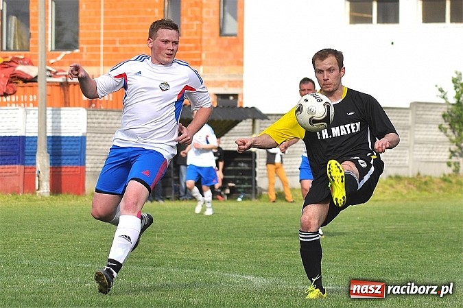Zdjęcie w galerii na portalu naszraciborz.pl: Nerwowy mecz w Rzuchowie. Hit B klasy dla Chałupek wiadomości z regionu