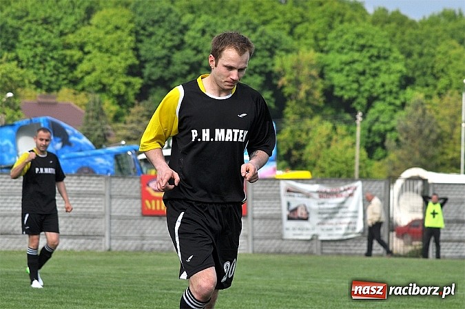 Zdjęcie w galerii na portalu naszraciborz.pl: Nerwowy mecz w Rzuchowie. Hit B klasy dla Chałupek wiadomości z regionu