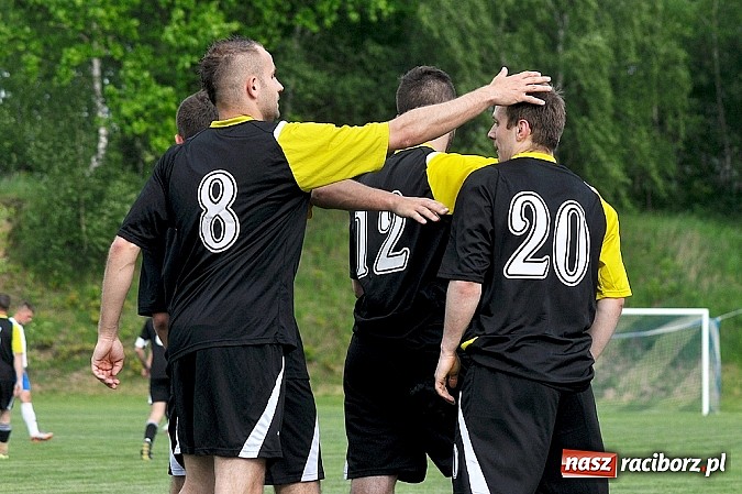Zdjęcie w galerii na portalu naszraciborz.pl: Nerwowy mecz w Rzuchowie. Hit B klasy dla Chałupek wiadomości z regionu