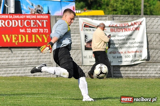 Zdjęcie w galerii na portalu naszraciborz.pl: Nerwowy mecz w Rzuchowie. Hit B klasy dla Chałupek wiadomości z regionu