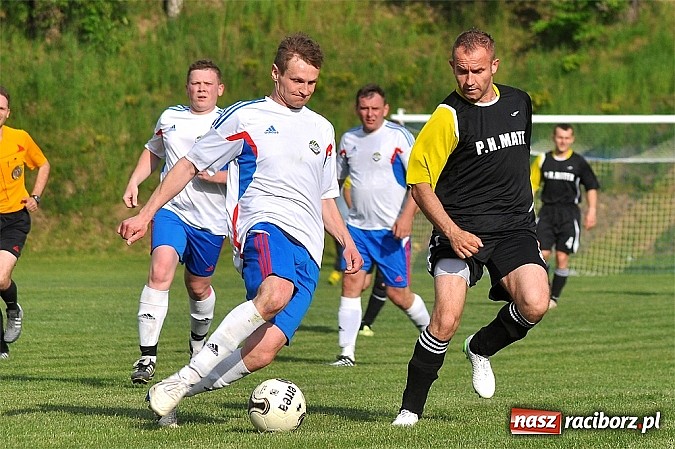 Zdjęcie w galerii na portalu naszraciborz.pl: Nerwowy mecz w Rzuchowie. Hit B klasy dla Chałupek wiadomości z regionu